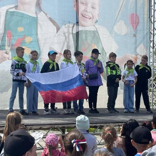 Мероприятие было посвящено Дню России, приняли участие шесть команд летних оздоровительных лагерей Поронайска. Для ребят была подготовлена интерактивная игра.