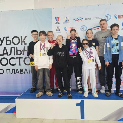 Более 300 пловцов, представляющих Приморский, Хабаровский края, Амурскую и Сахалинскую области, соревновались за звание сильнейших в 50-метровом бассейне островной спортшколы водных видов спорта.