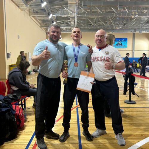 медаль Медаль из Санкт-Петербурга в Поронайск везёт Игорь Кислицын - занял 3 место и выполнил норматив мастера спорта в категории 65 кг.